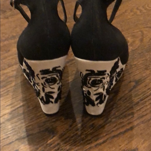 Black wedge white heel w/ black beaded design - Picture 3 of 6